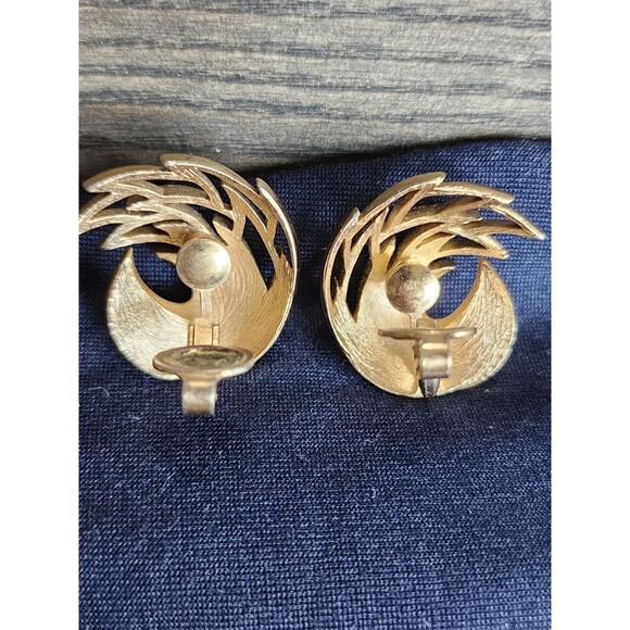 Trifari Crown Signed Vintage Clip On Feather Flame Gold Tone Earrings Textured - Picture 10 of 10